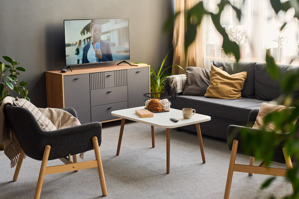 Jak urządzić mały salonik? Wybór mebli wypoczynkowych Sofa, narożnik czy fotel do małego salonu?
